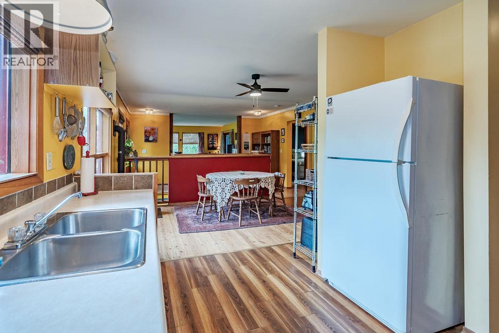 6051 Pine Ridge Road, Kaslo, BC - Indoor Photo Showing Kitchen With Double Sink