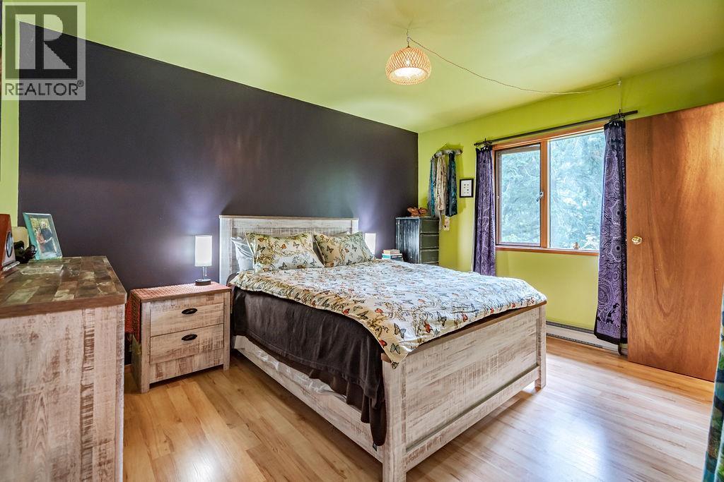 6051 Pine Ridge Road, Kaslo, BC - Indoor Photo Showing Bedroom