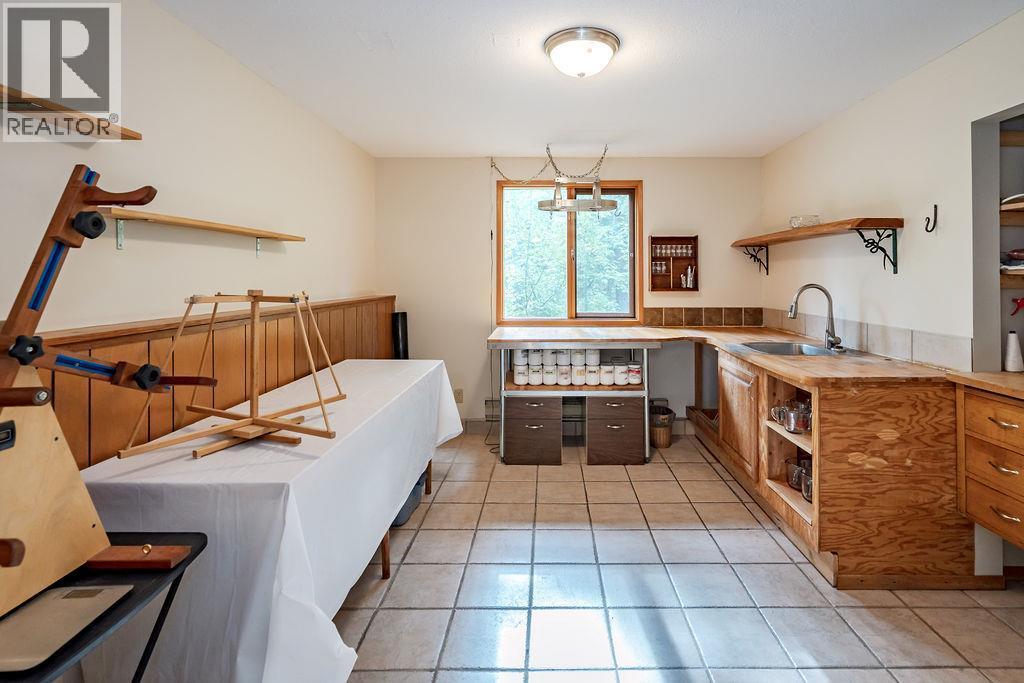 6051 Pine Ridge Road, Kaslo, BC - Indoor