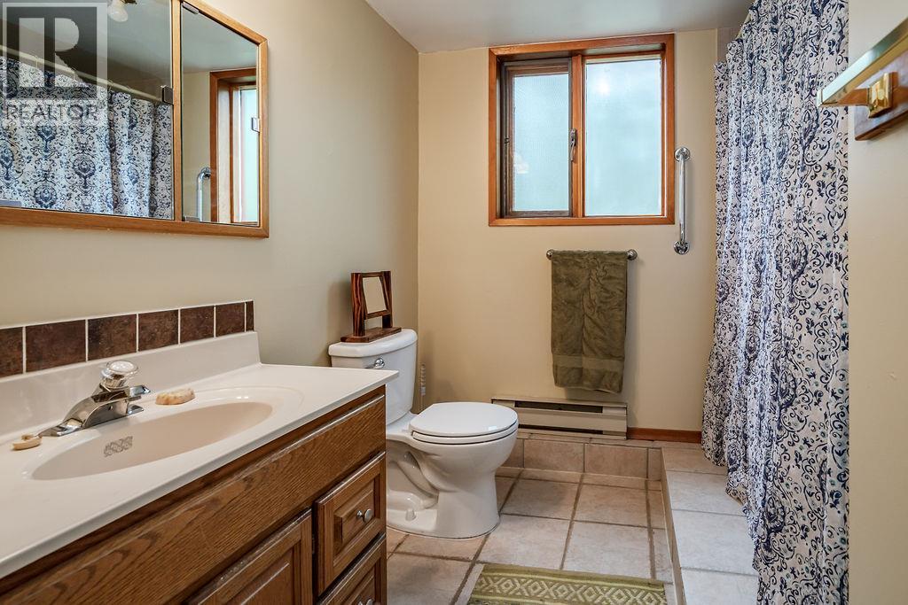 6051 Pine Ridge Road, Kaslo, BC - Indoor Photo Showing Bathroom