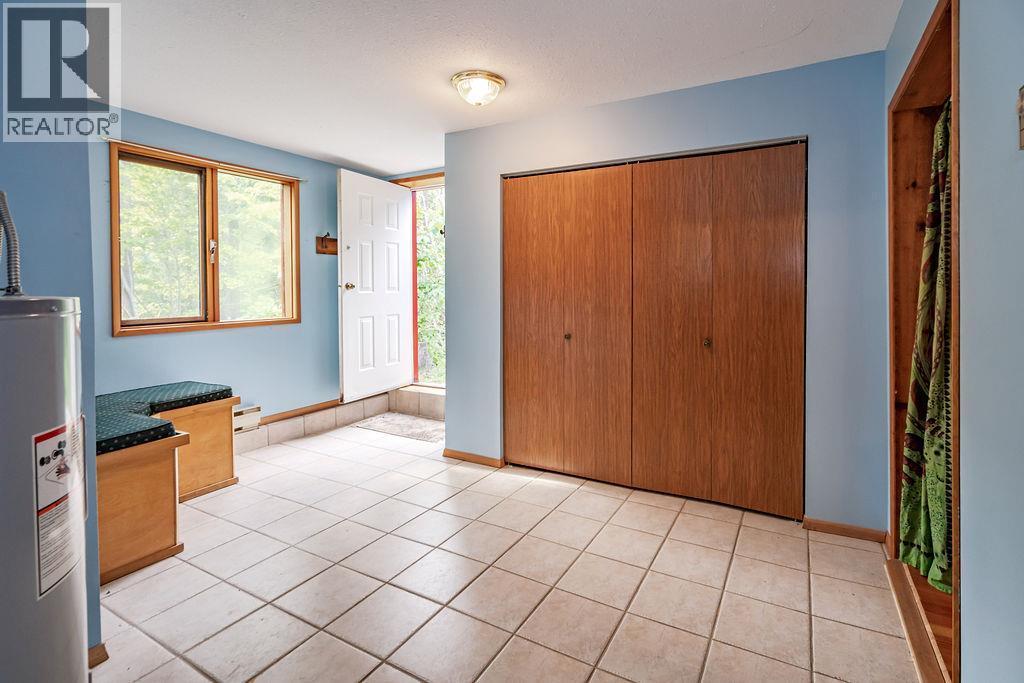 6051 Pine Ridge Road, Kaslo, BC - Indoor Photo Showing Other Room