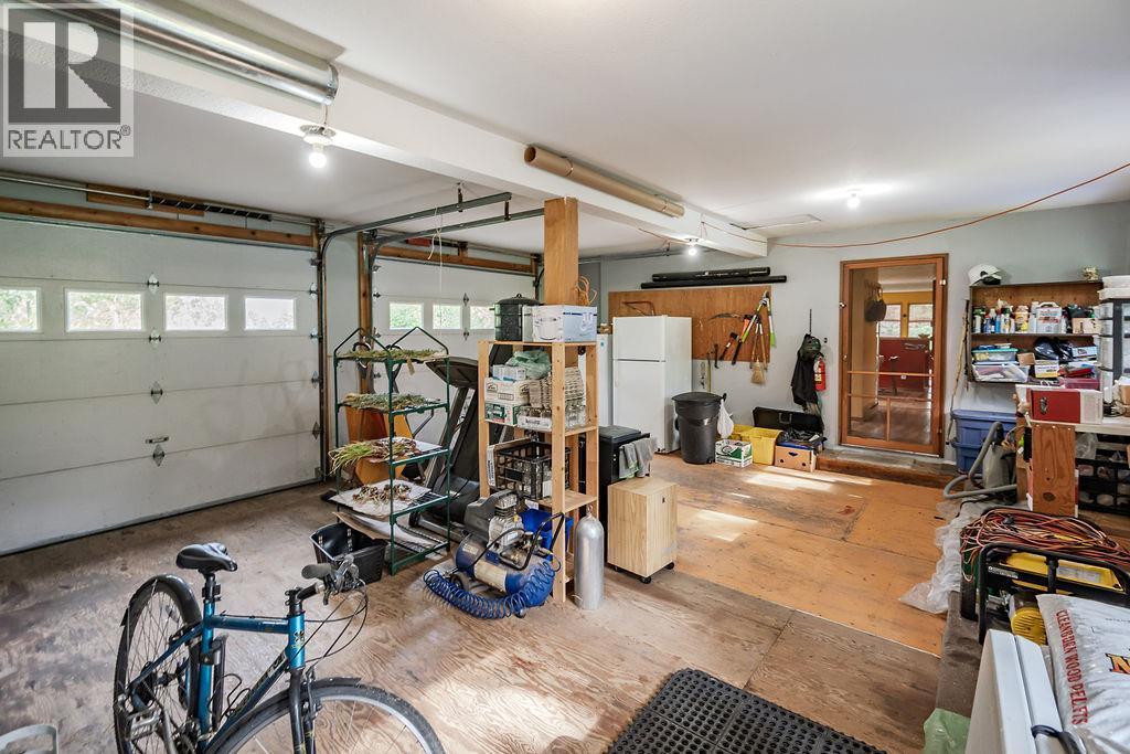 6051 Pine Ridge Road, Kaslo, BC - Indoor Photo Showing Garage