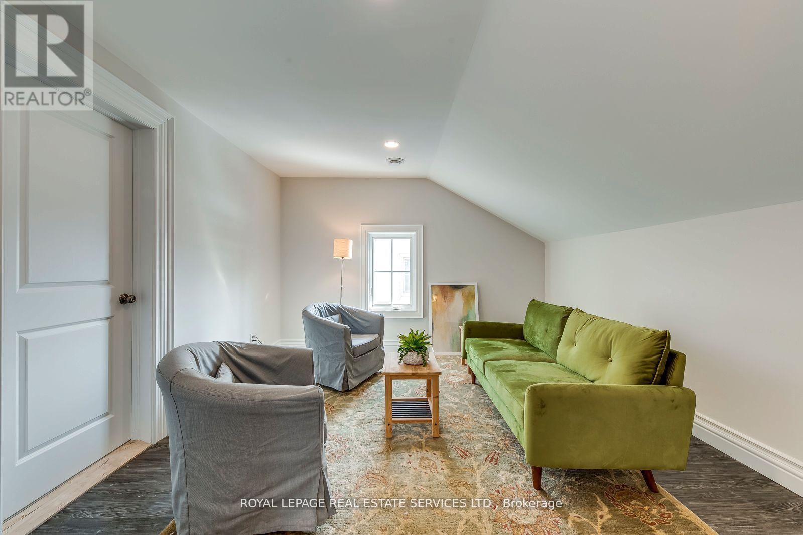317 Queen Street S, Mississauga, ON - Indoor Photo Showing Living Room