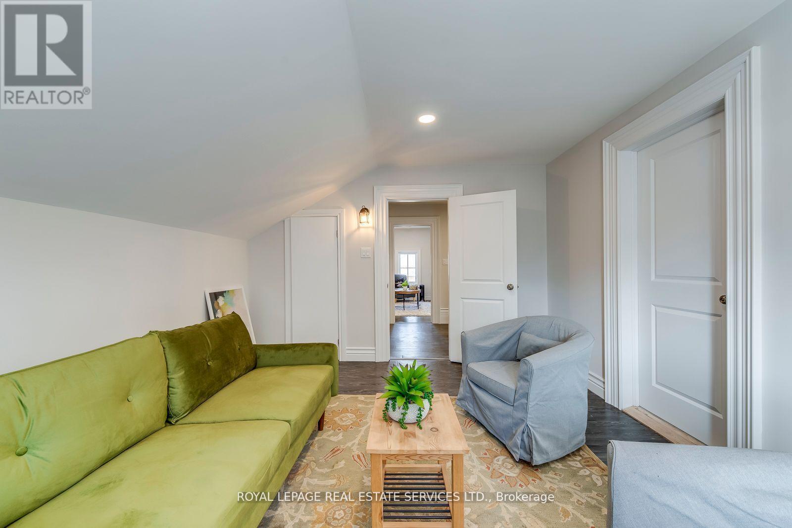 317 Queen Street S, Mississauga, ON - Indoor Photo Showing Living Room