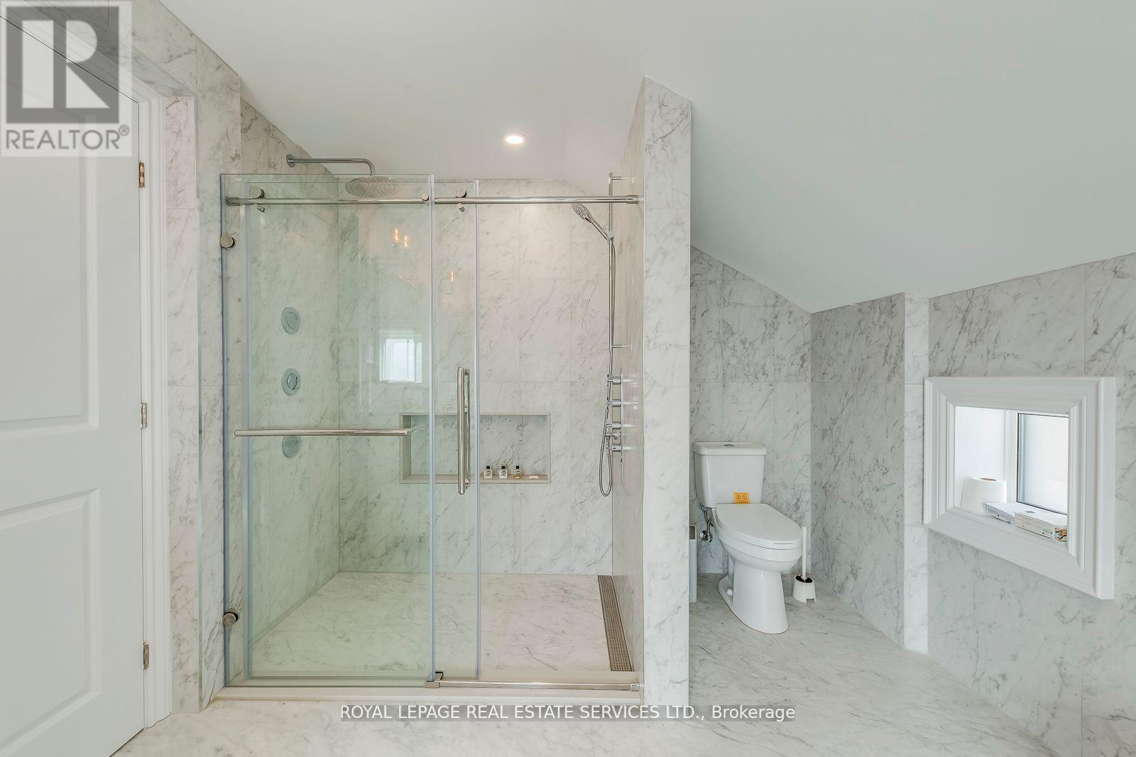317 Queen Street S, Mississauga, ON - Indoor Photo Showing Bathroom