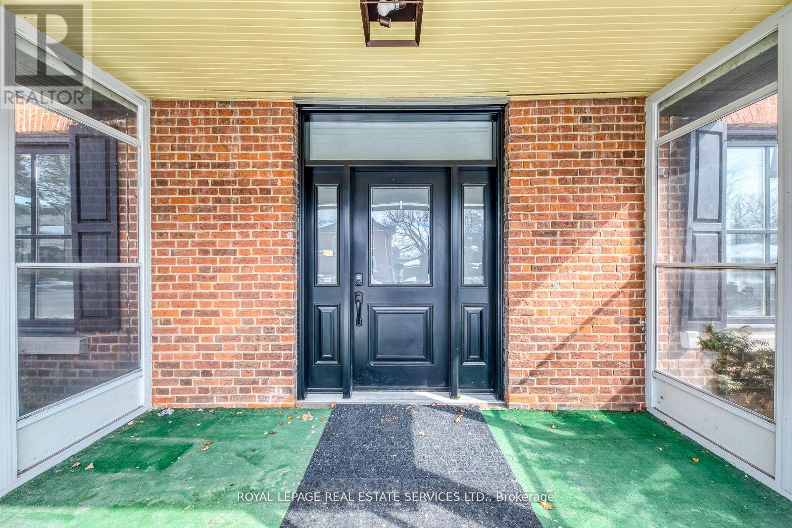 317 Queen Street S, Mississauga, ON - Outdoor With Exterior