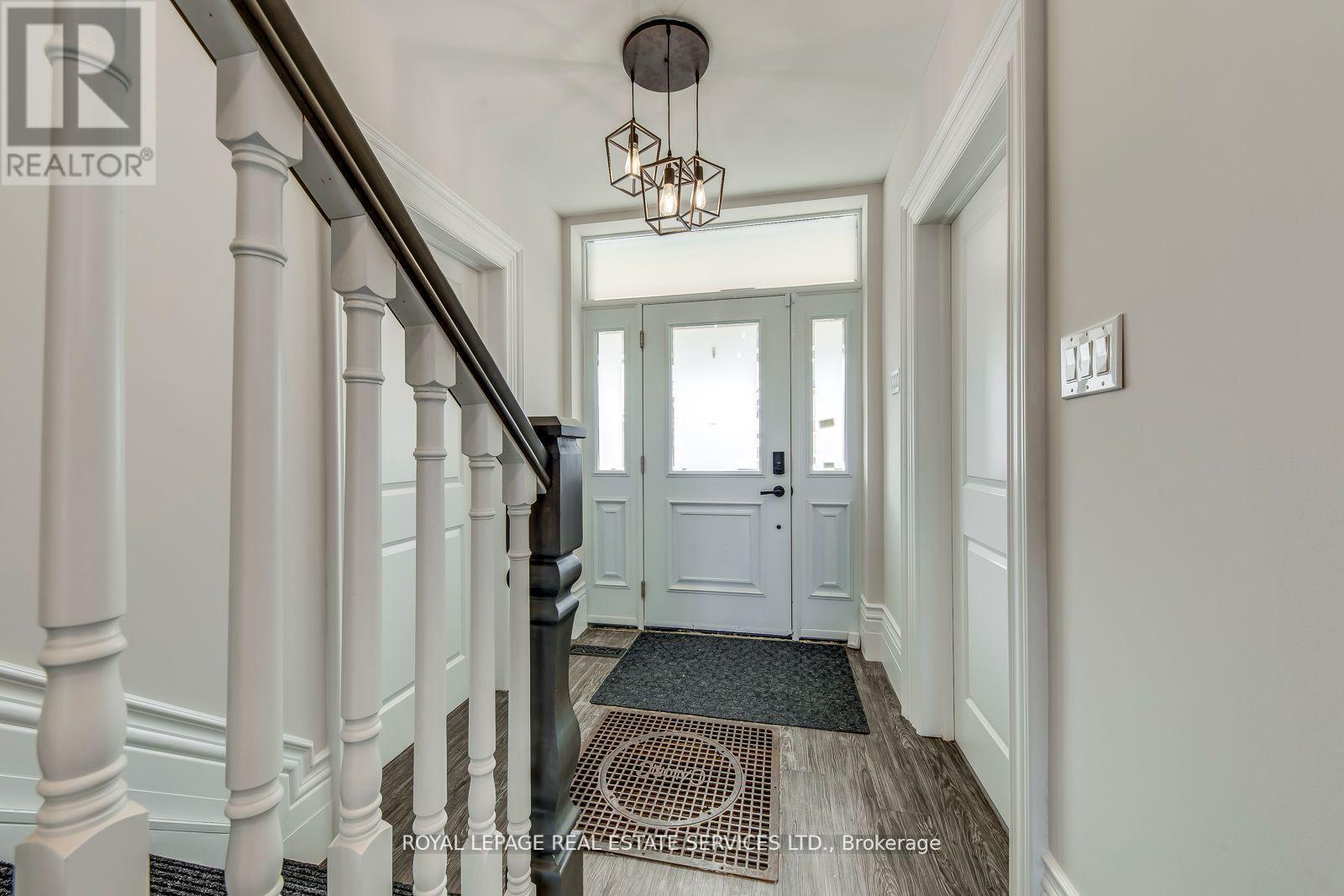 317 Queen Street S, Mississauga, ON - Indoor Photo Showing Other Room