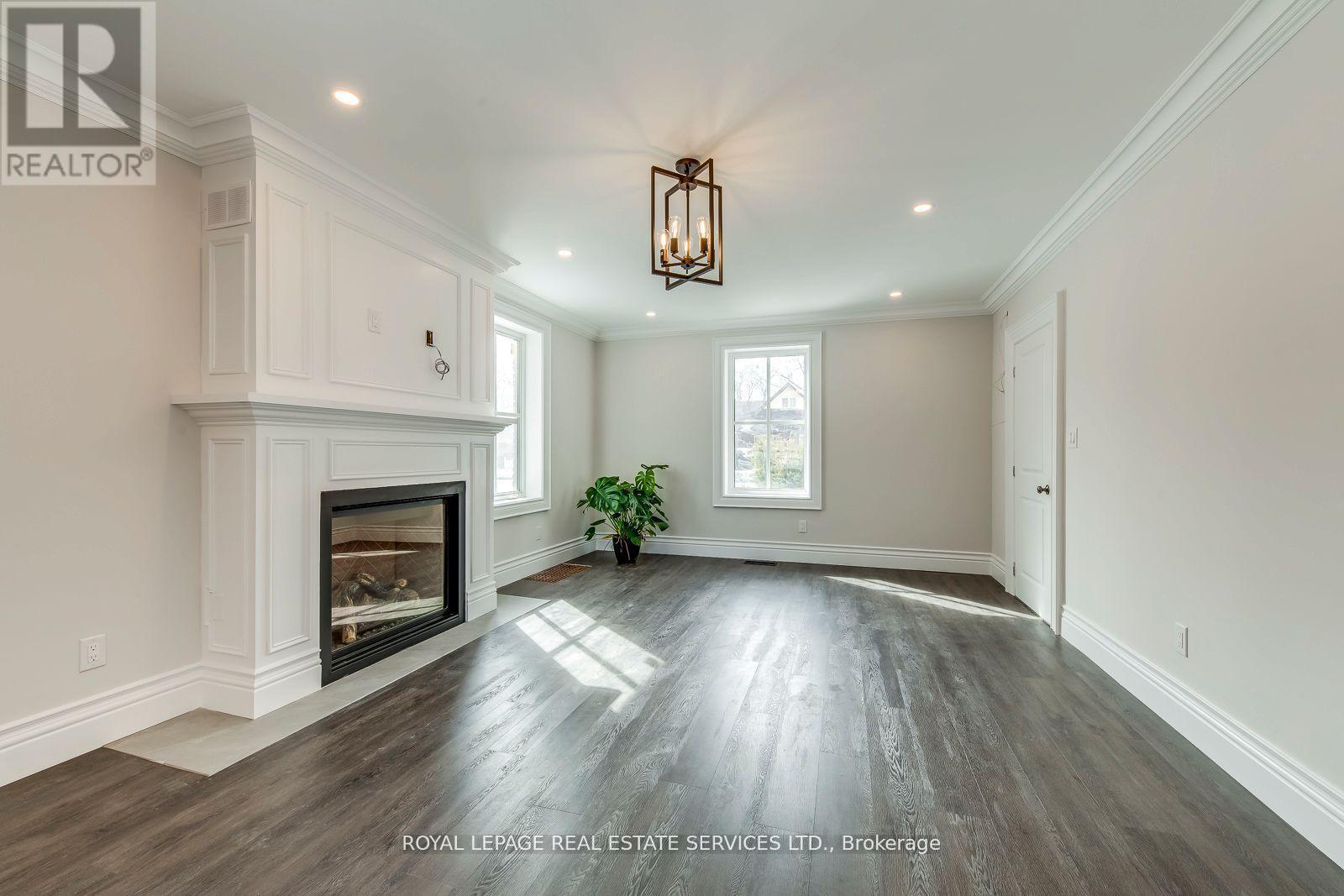 317 Queen Street S, Mississauga, ON - Indoor Photo Showing Living Room With Fireplace