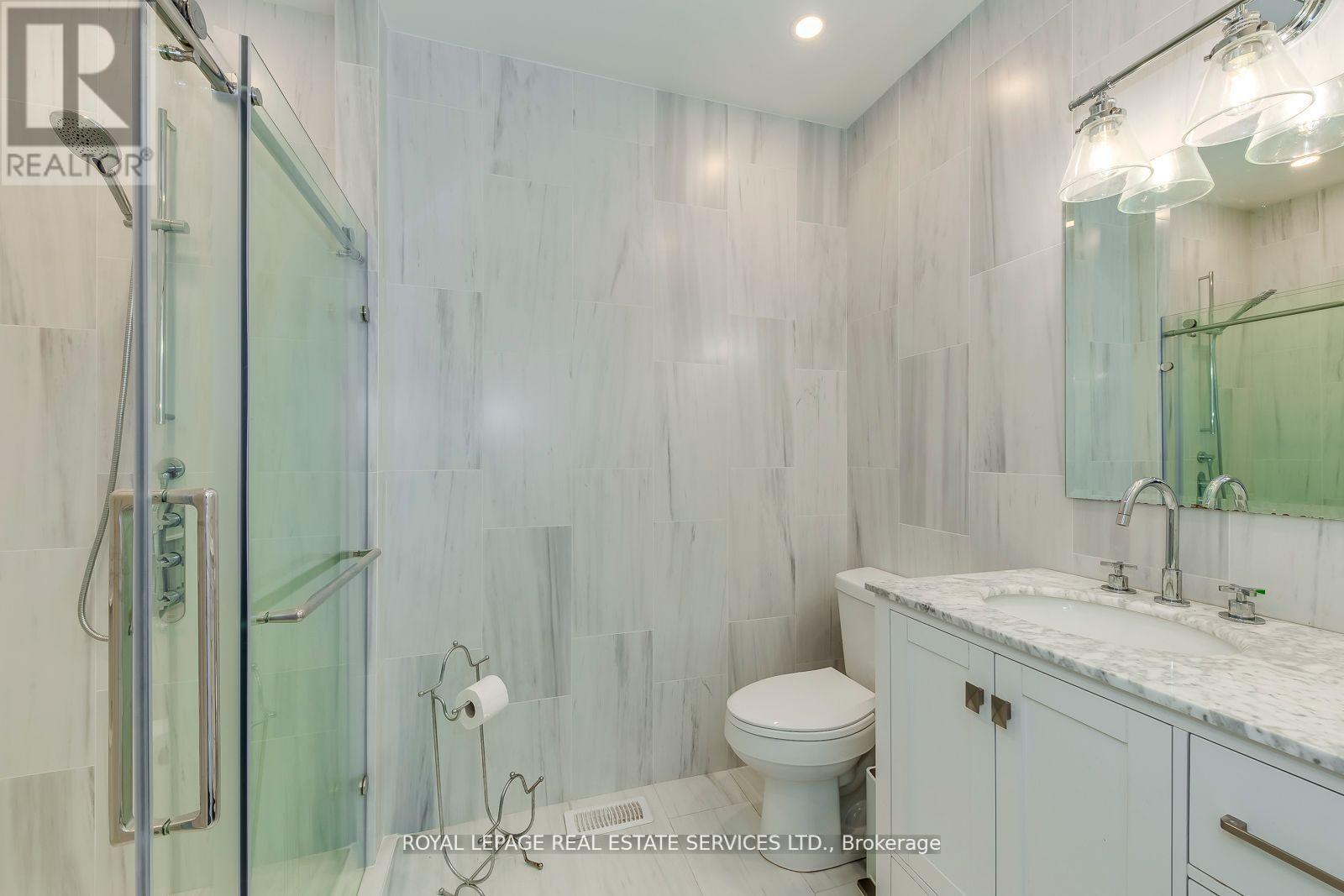 317 Queen Street S, Mississauga, ON - Indoor Photo Showing Bathroom