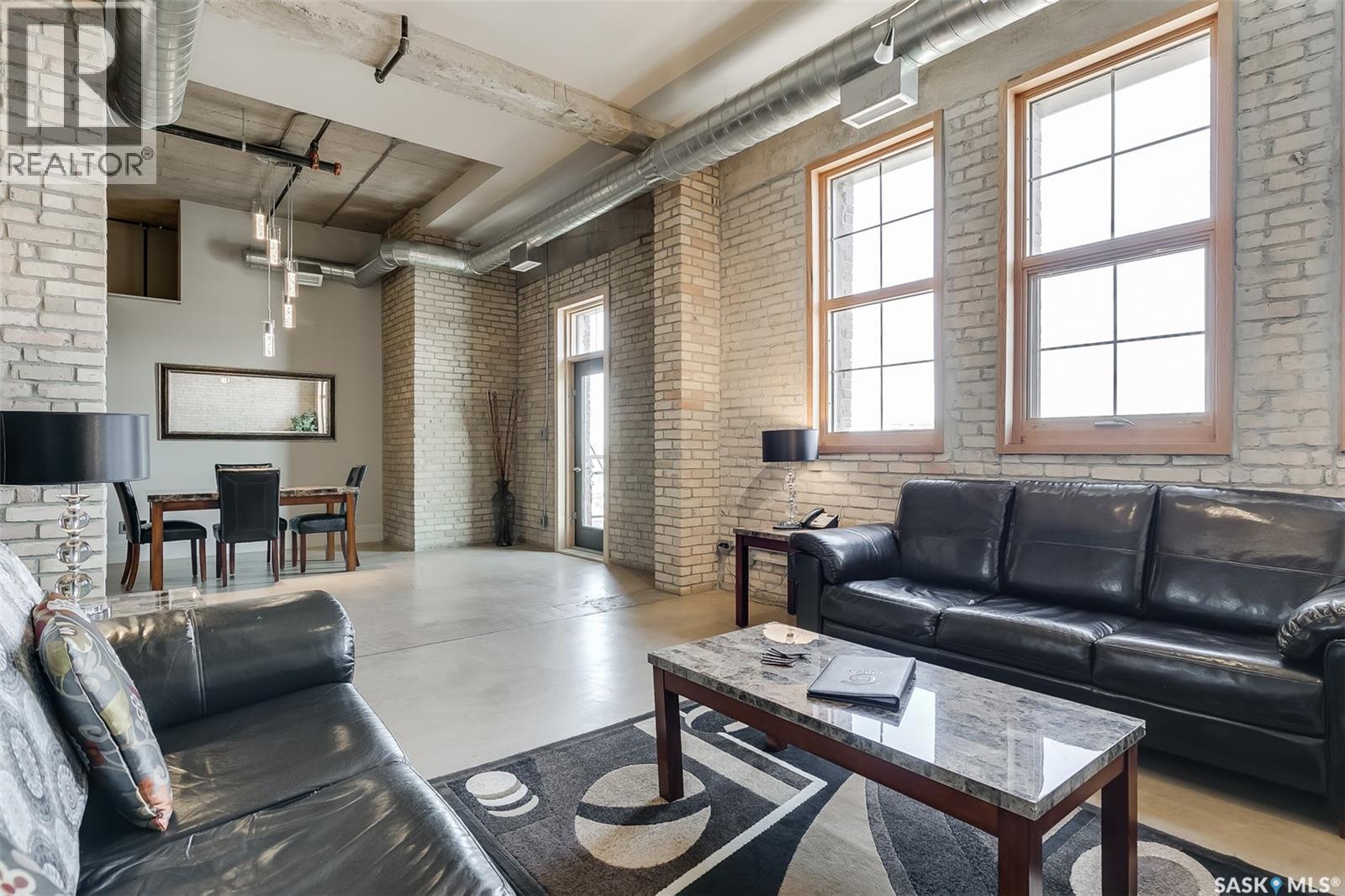 401 73 24Th Street E, Saskatoon, SK - Indoor Photo Showing Living Room