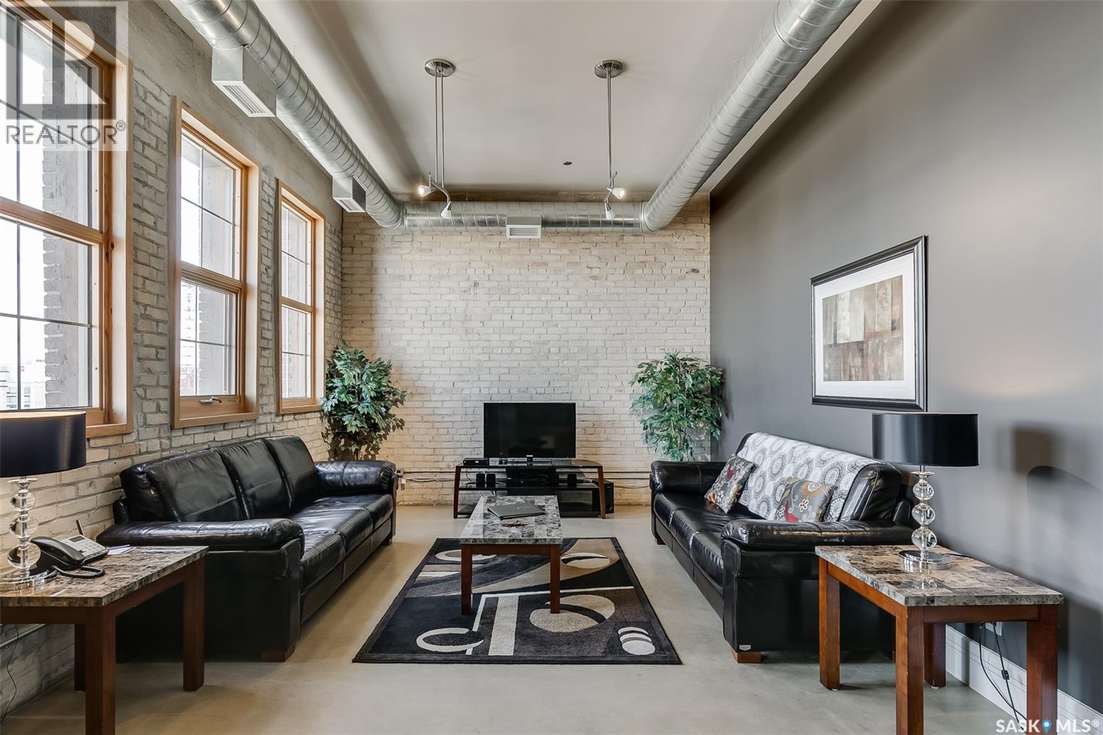 401 73 24Th Street E, Saskatoon, SK - Indoor Photo Showing Living Room