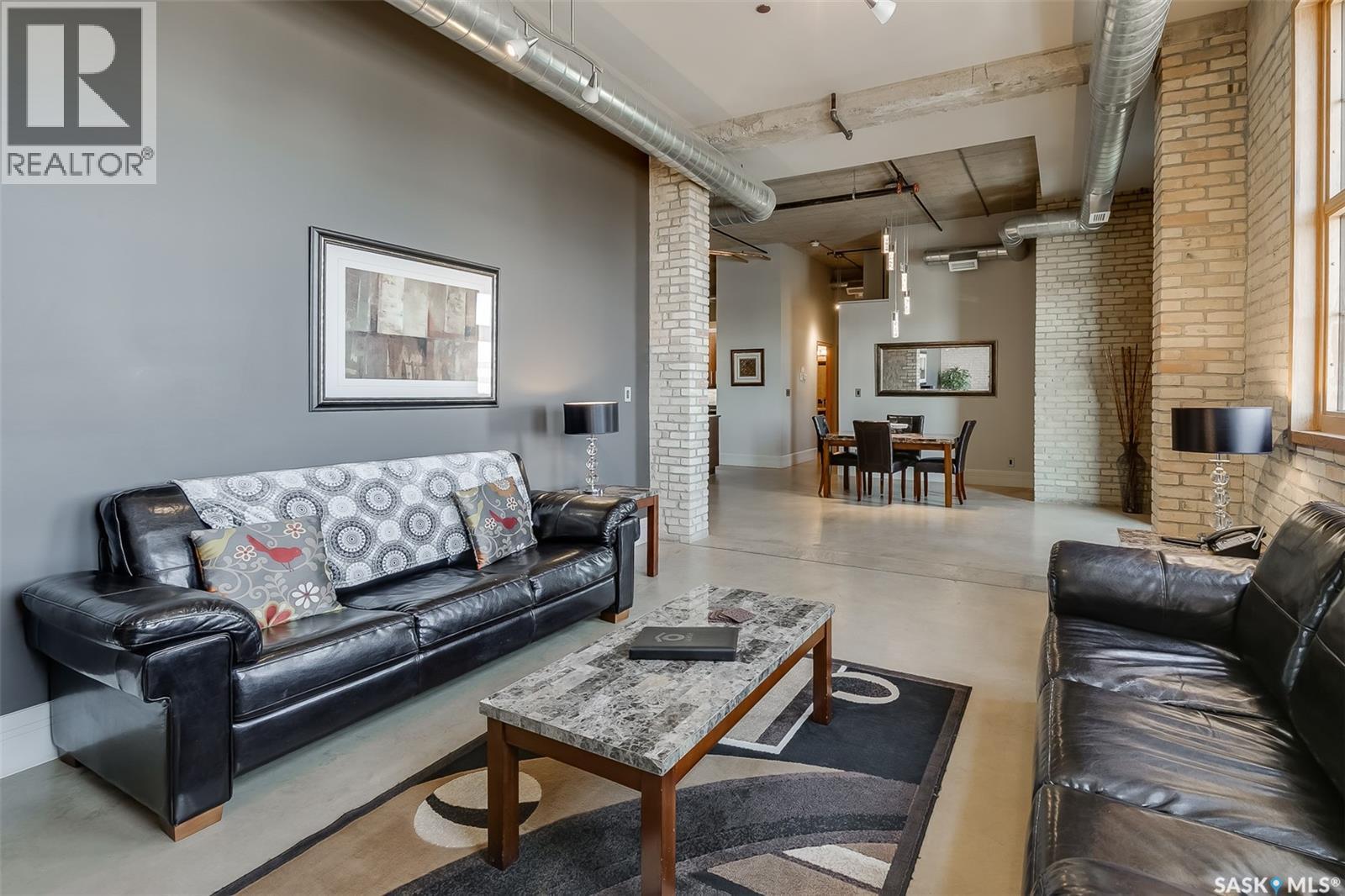 401 73 24Th Street E, Saskatoon, SK - Indoor Photo Showing Living Room