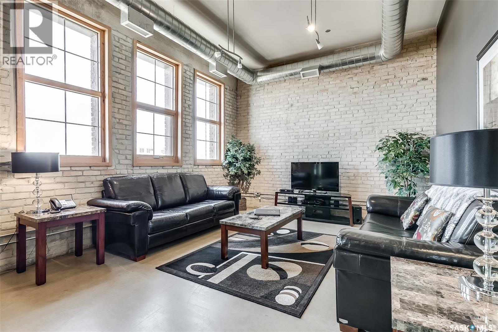 401 73 24Th Street E, Saskatoon, SK - Indoor Photo Showing Living Room