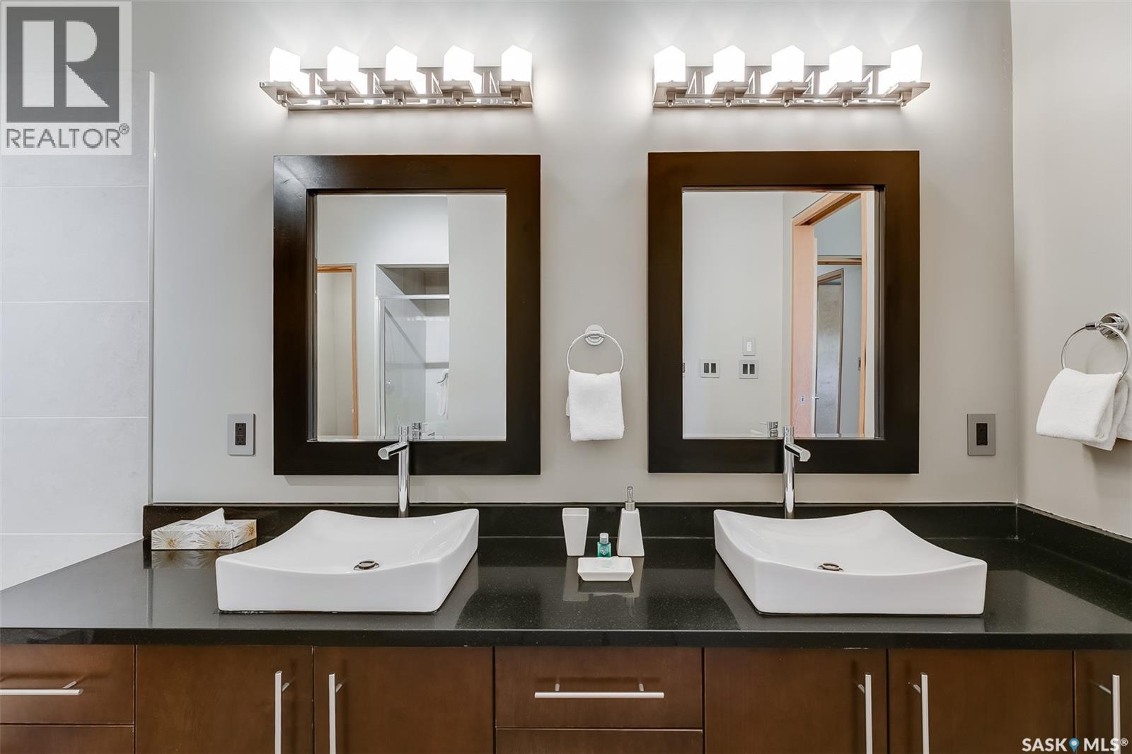 401 73 24Th Street E, Saskatoon, SK - Indoor Photo Showing Bathroom