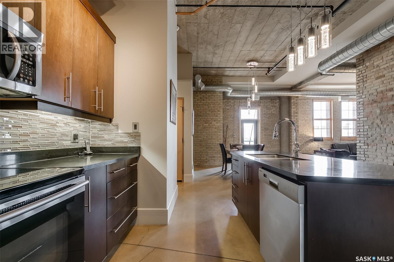 401 73 24Th Street E, Saskatoon, SK - Indoor Photo Showing Kitchen With Upgraded Kitchen