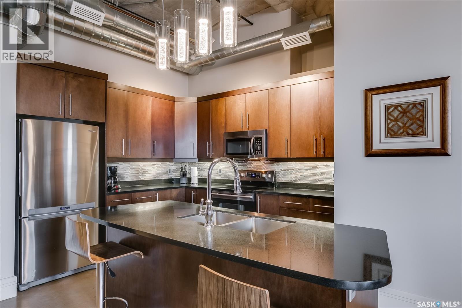 401 73 24Th Street E, Saskatoon, SK - Indoor Photo Showing Kitchen With Double Sink
