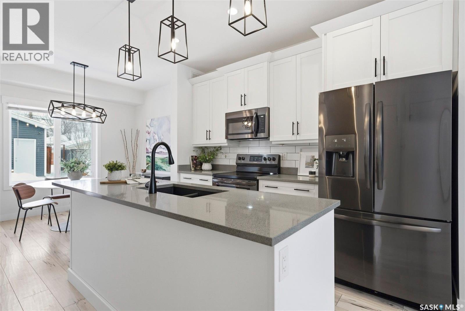 1131B 6Th Street E, Saskatoon, SK - Indoor Photo Showing Kitchen With Upgraded Kitchen