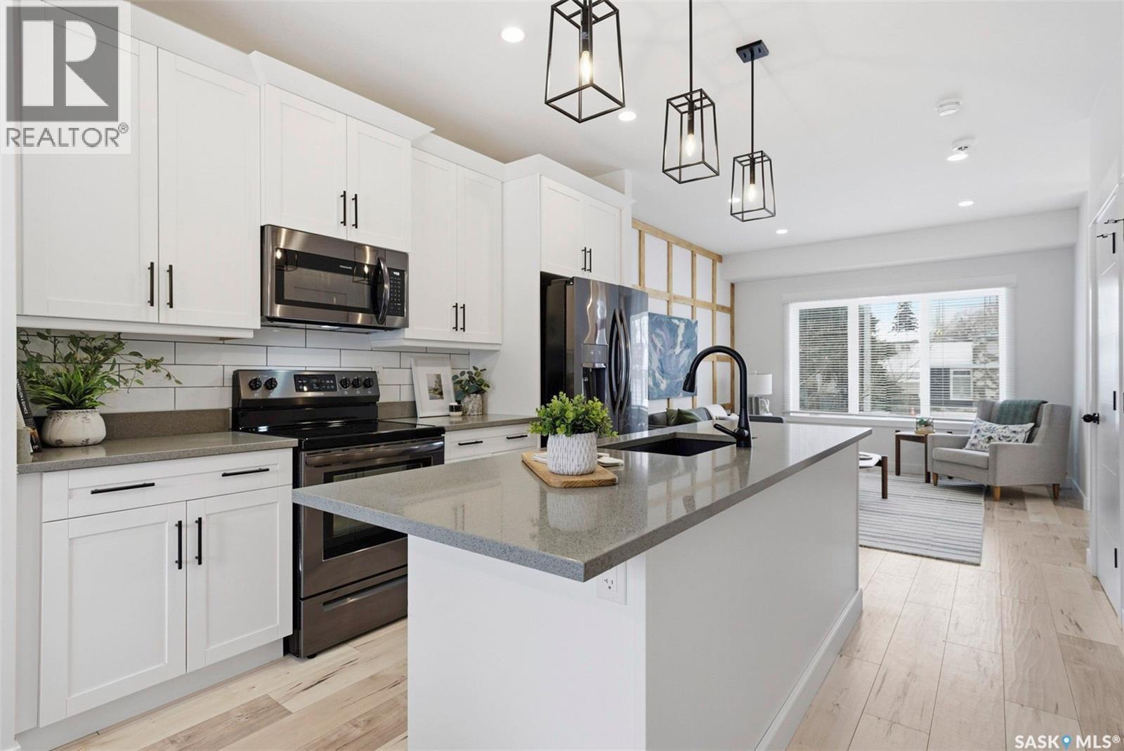 1131B 6Th Street E, Saskatoon, SK - Indoor Photo Showing Kitchen With Upgraded Kitchen