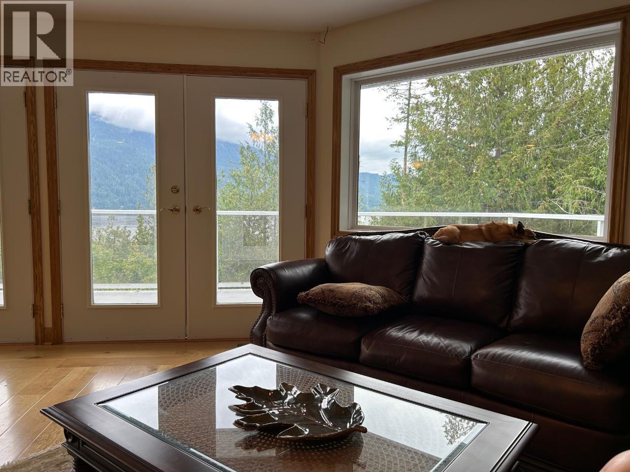 245 Rainbow Ridge Road, Procter, BC - Indoor Photo Showing Living Room