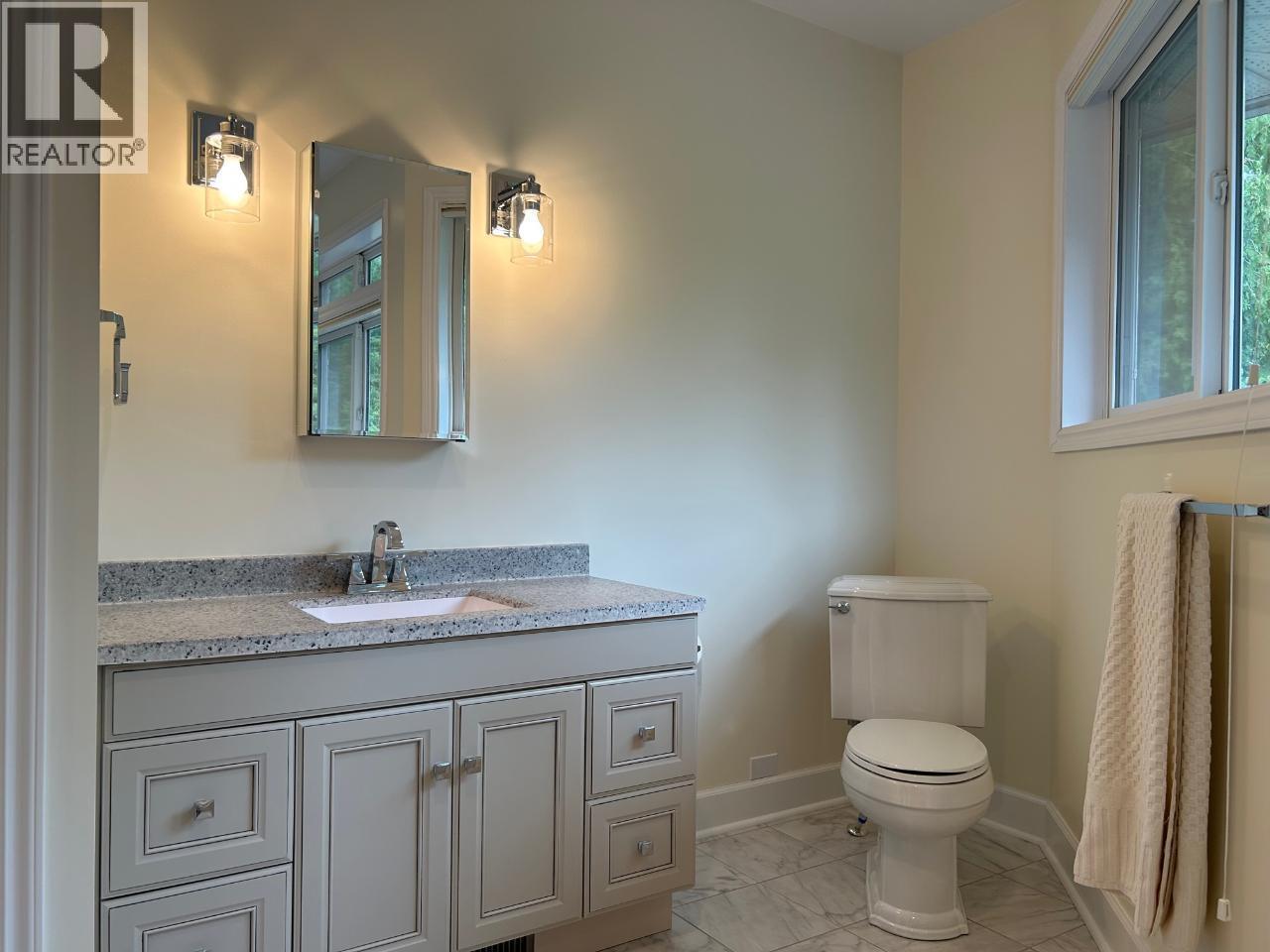 245 Rainbow Ridge Road, Procter, BC - Indoor Photo Showing Bathroom