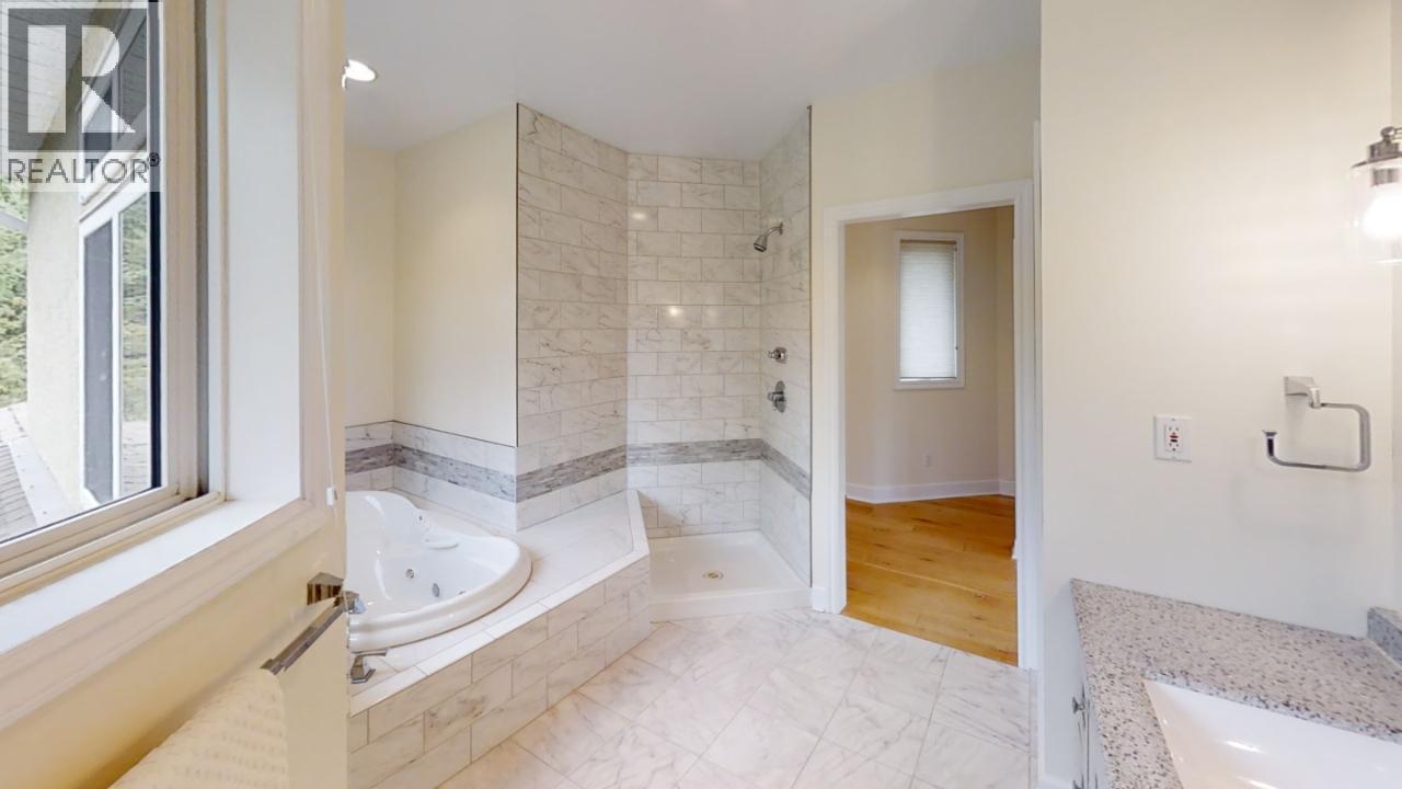 245 Rainbow Ridge Road, Procter, BC - Indoor Photo Showing Bathroom