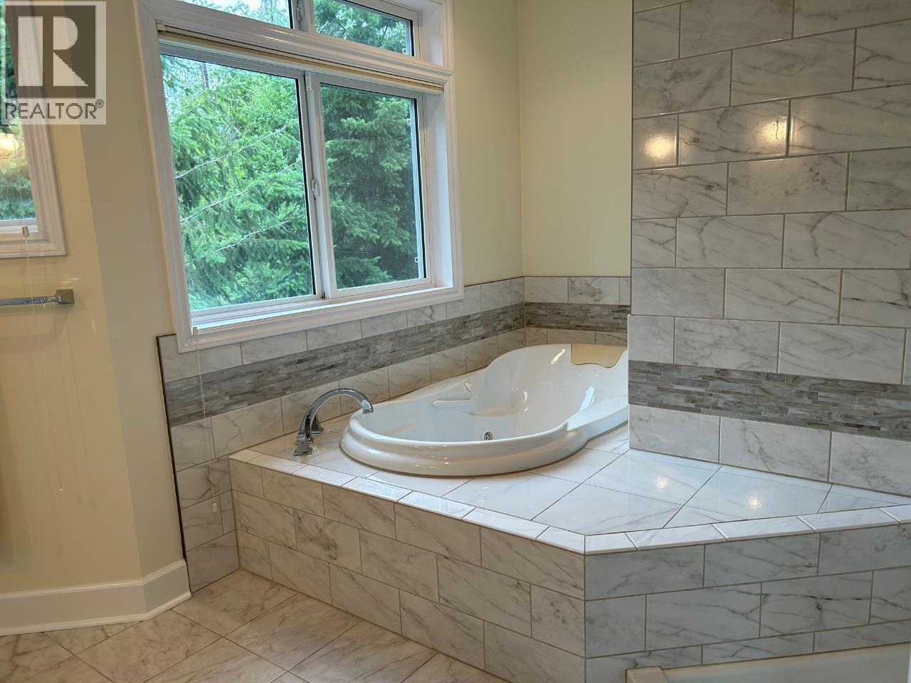 245 Rainbow Ridge Road, Procter, BC - Indoor Photo Showing Bathroom