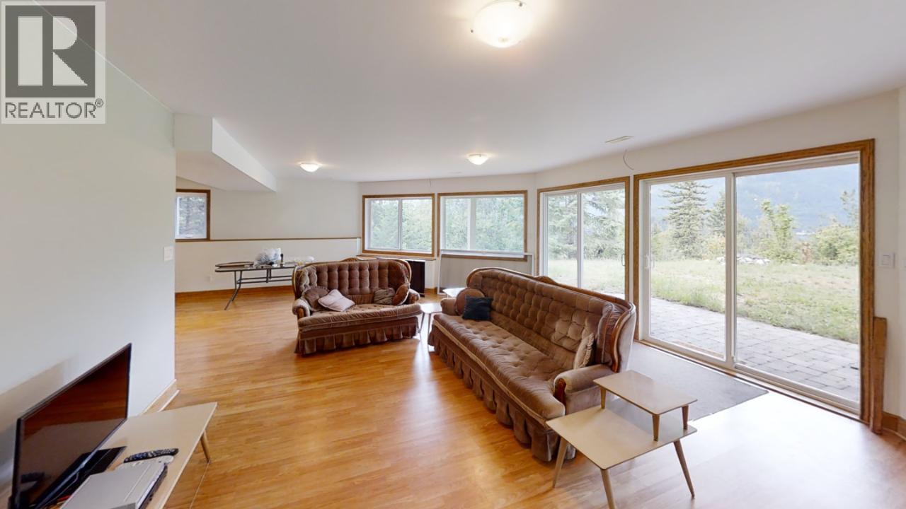245 Rainbow Ridge Road, Procter, BC - Indoor Photo Showing Other Room