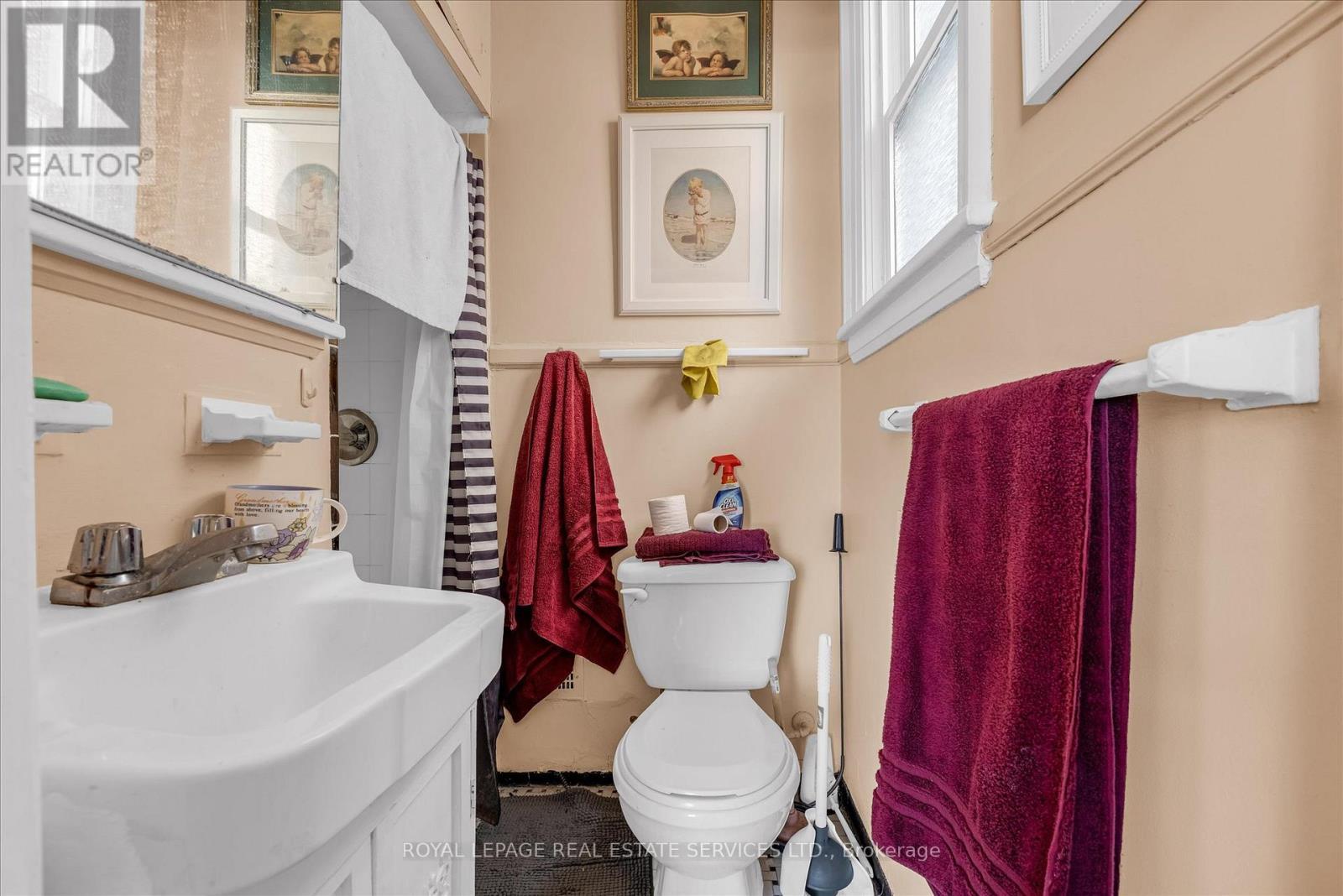 58 East Avenue S, Hamilton, ON - Indoor Photo Showing Bathroom