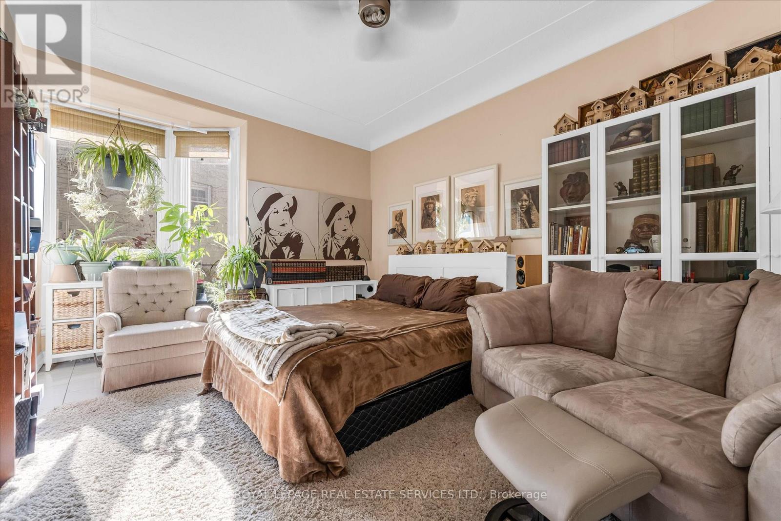 58 East Avenue S, Hamilton, ON - Indoor Photo Showing Living Room