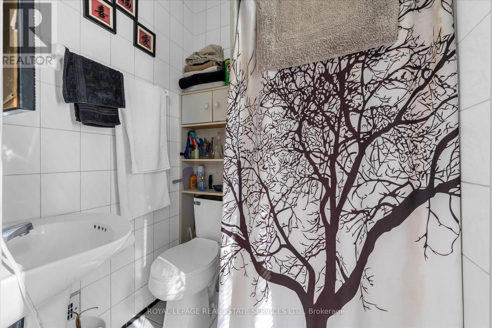 58 East Avenue S, Hamilton, ON - Indoor Photo Showing Bathroom