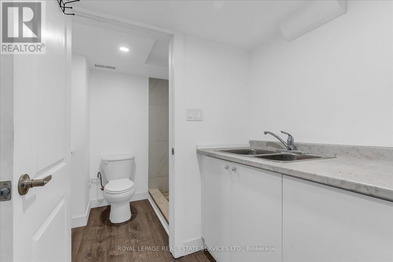58 East Avenue S, Hamilton, ON - Indoor Photo Showing Bathroom