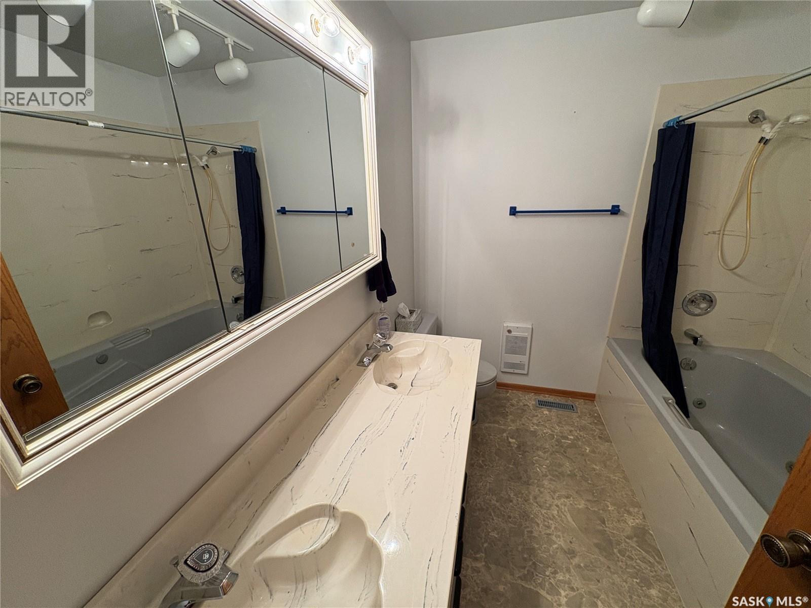 505 March Avenue E, Langenburg, SK - Indoor