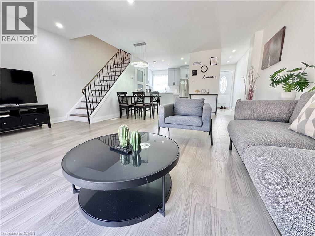138 Jansen Avenue, Kitchener, ON - Indoor Photo Showing Living Room