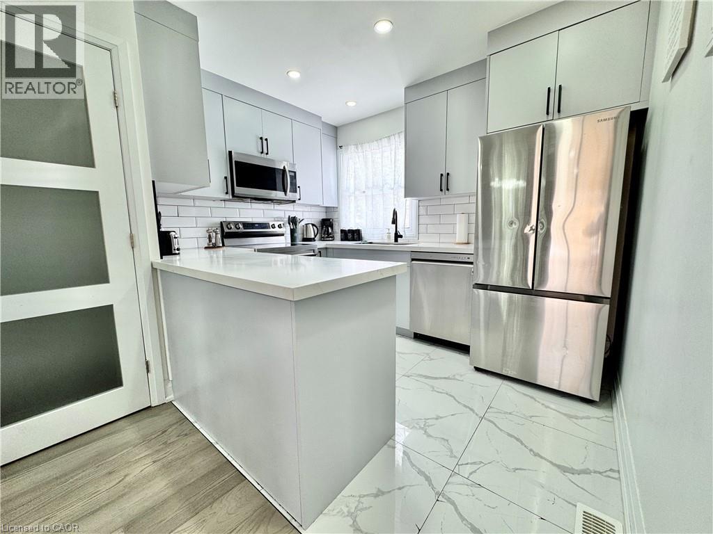 138 Jansen Avenue, Kitchener, ON - Indoor Photo Showing Kitchen With Upgraded Kitchen