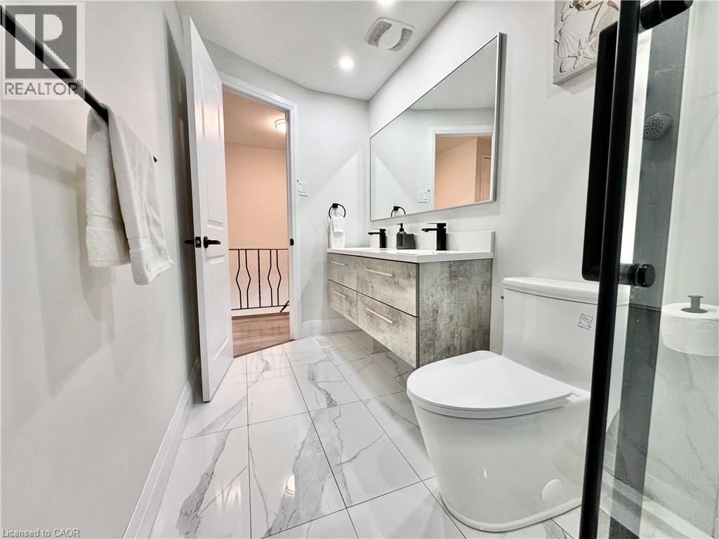 138 Jansen Avenue, Kitchener, ON - Indoor Photo Showing Bathroom
