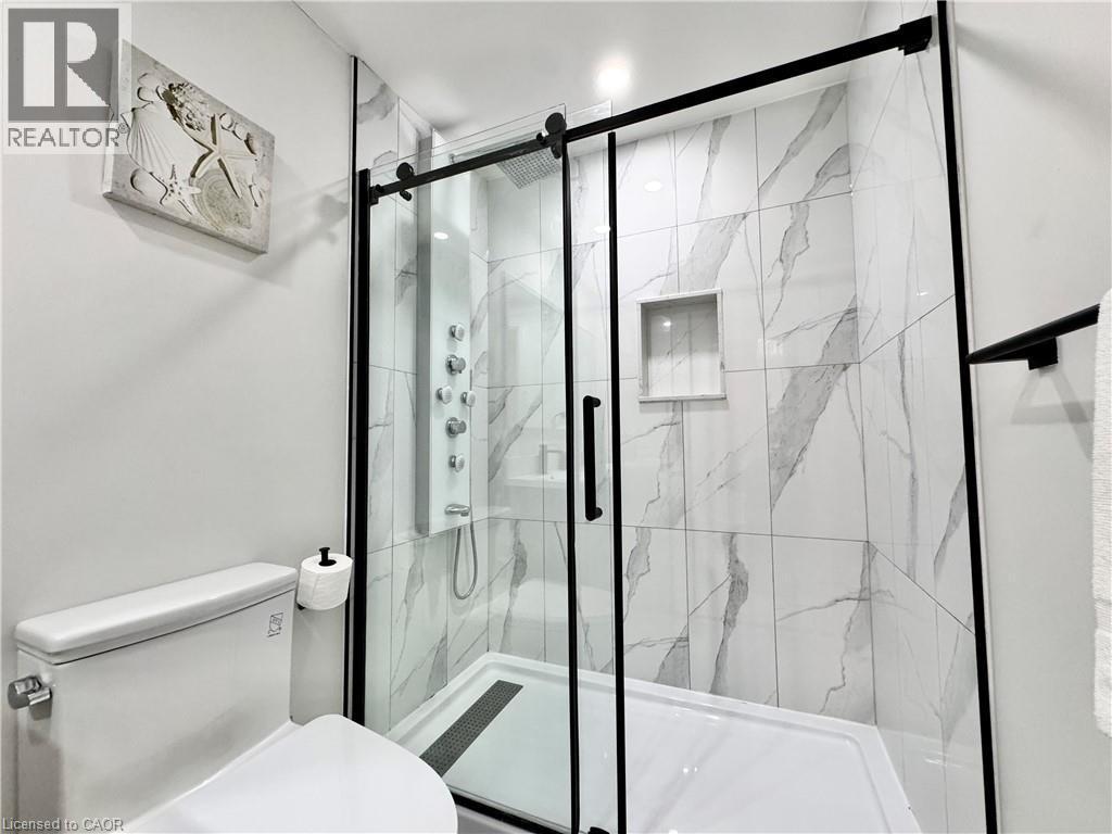 138 Jansen Avenue, Kitchener, ON - Indoor Photo Showing Bathroom