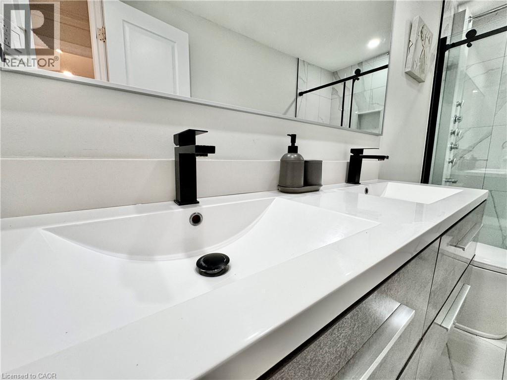 138 Jansen Avenue, Kitchener, ON - Indoor Photo Showing Bathroom