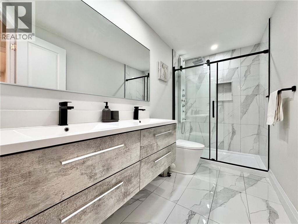 138 Jansen Avenue, Kitchener, ON - Indoor Photo Showing Bathroom