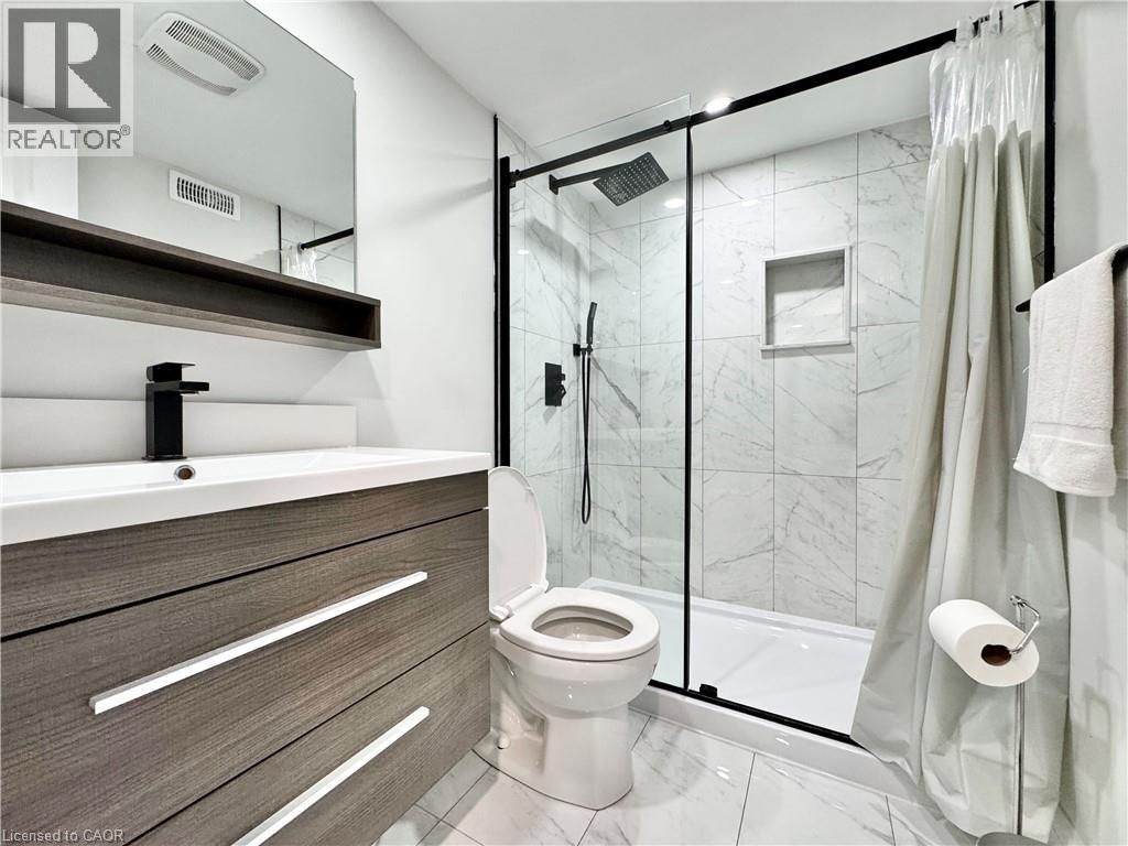 138 Jansen Avenue, Kitchener, ON - Indoor Photo Showing Bathroom