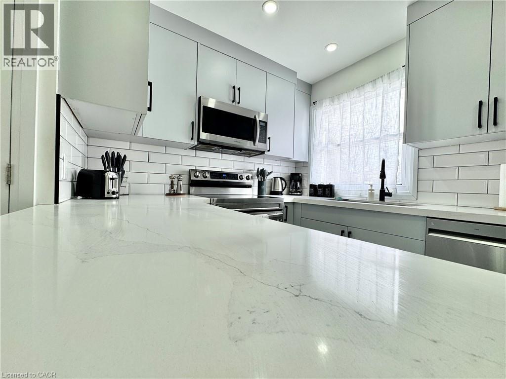 138 Jansen Avenue, Kitchener, ON - Indoor Photo Showing Kitchen