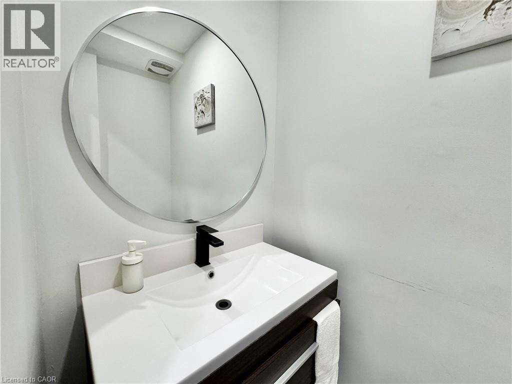 138 Jansen Avenue, Kitchener, ON - Indoor Photo Showing Bathroom