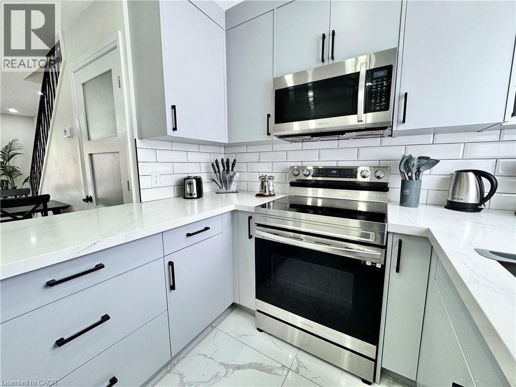 138 Jansen Avenue, Kitchener, ON - Indoor Photo Showing Kitchen With Upgraded Kitchen