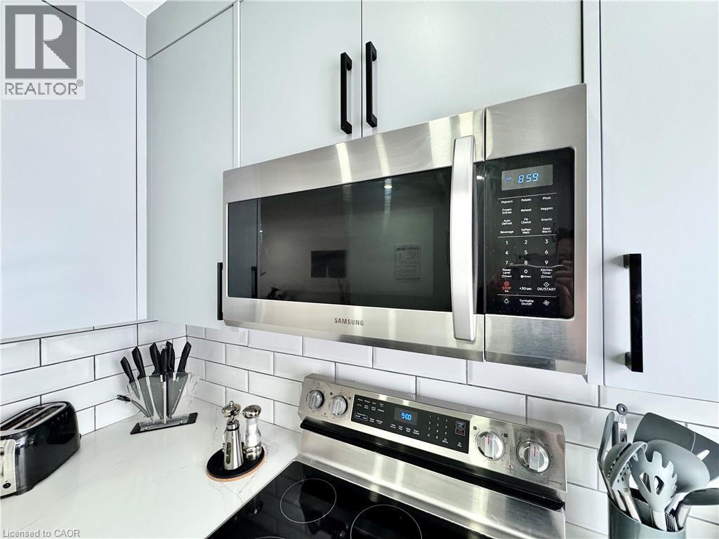138 Jansen Avenue, Kitchener, ON - Indoor Photo Showing Kitchen