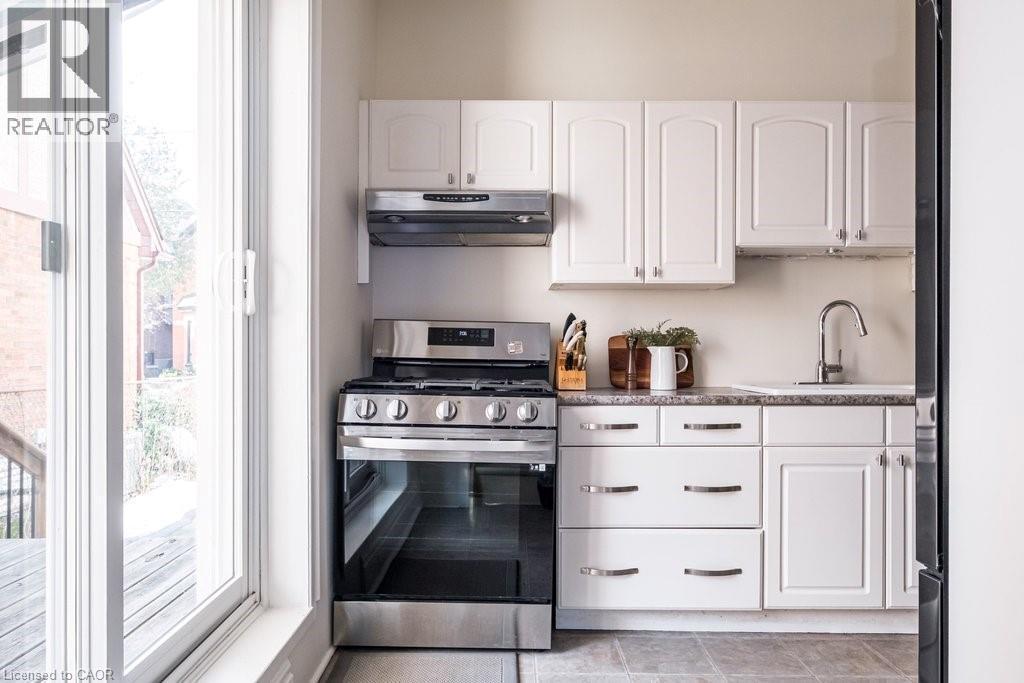23 Bruce Street, Hamilton, ON - Indoor Photo Showing Kitchen