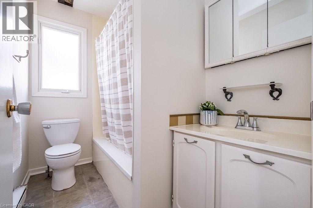 23 Bruce Street, Hamilton, ON - Indoor Photo Showing Bathroom