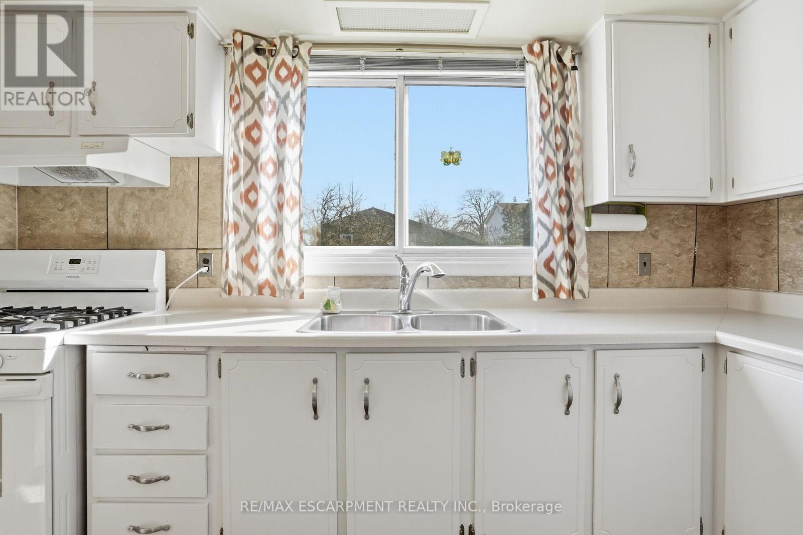 55 Champlain Avenue, Hamilton, ON - Indoor Photo Showing Kitchen With Double Sink
