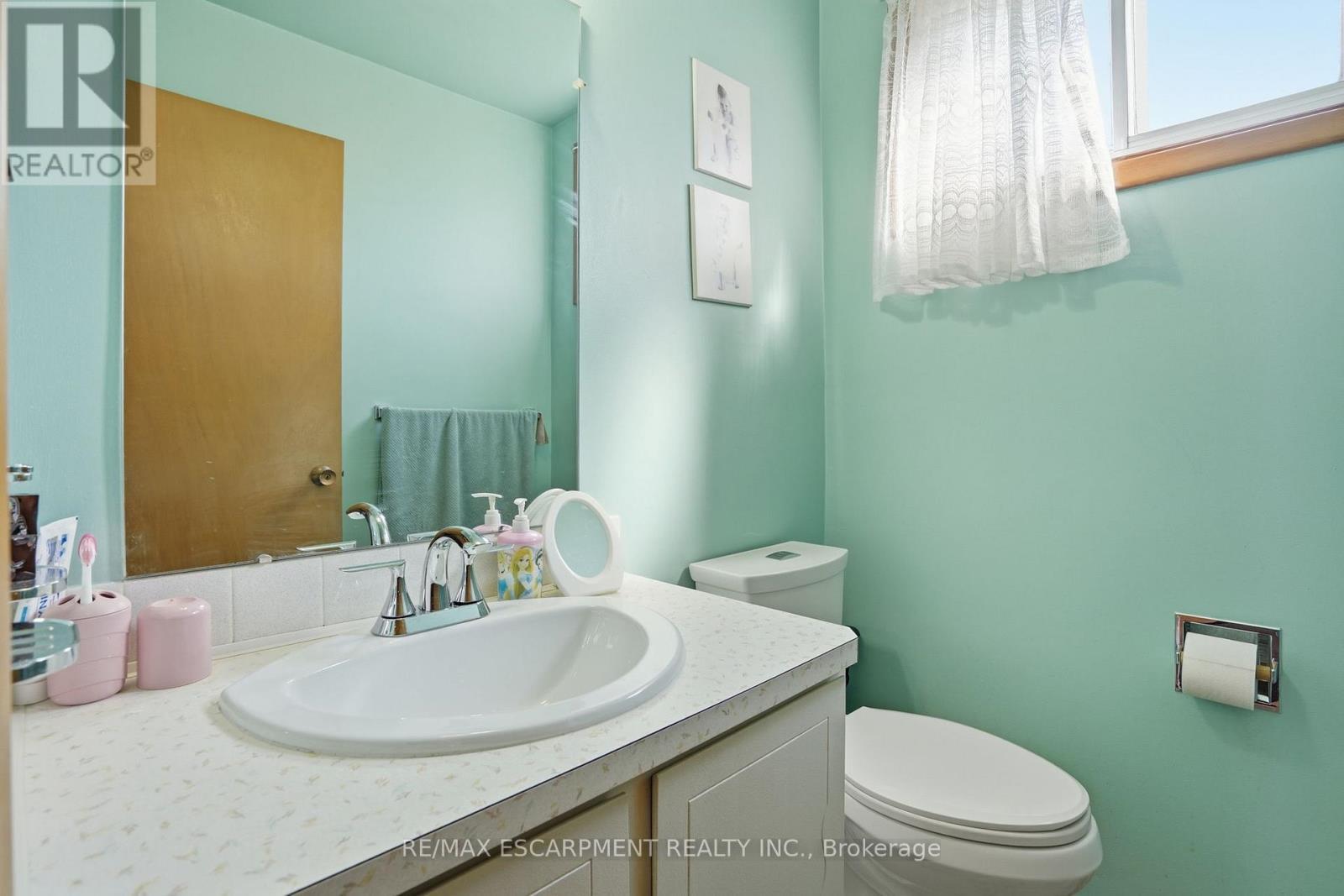 55 Champlain Avenue, Hamilton, ON - Indoor Photo Showing Bathroom