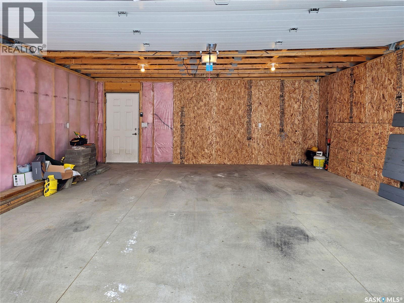 959 Mcfaull Manor, Saskatoon, SK - Indoor Photo Showing Garage
