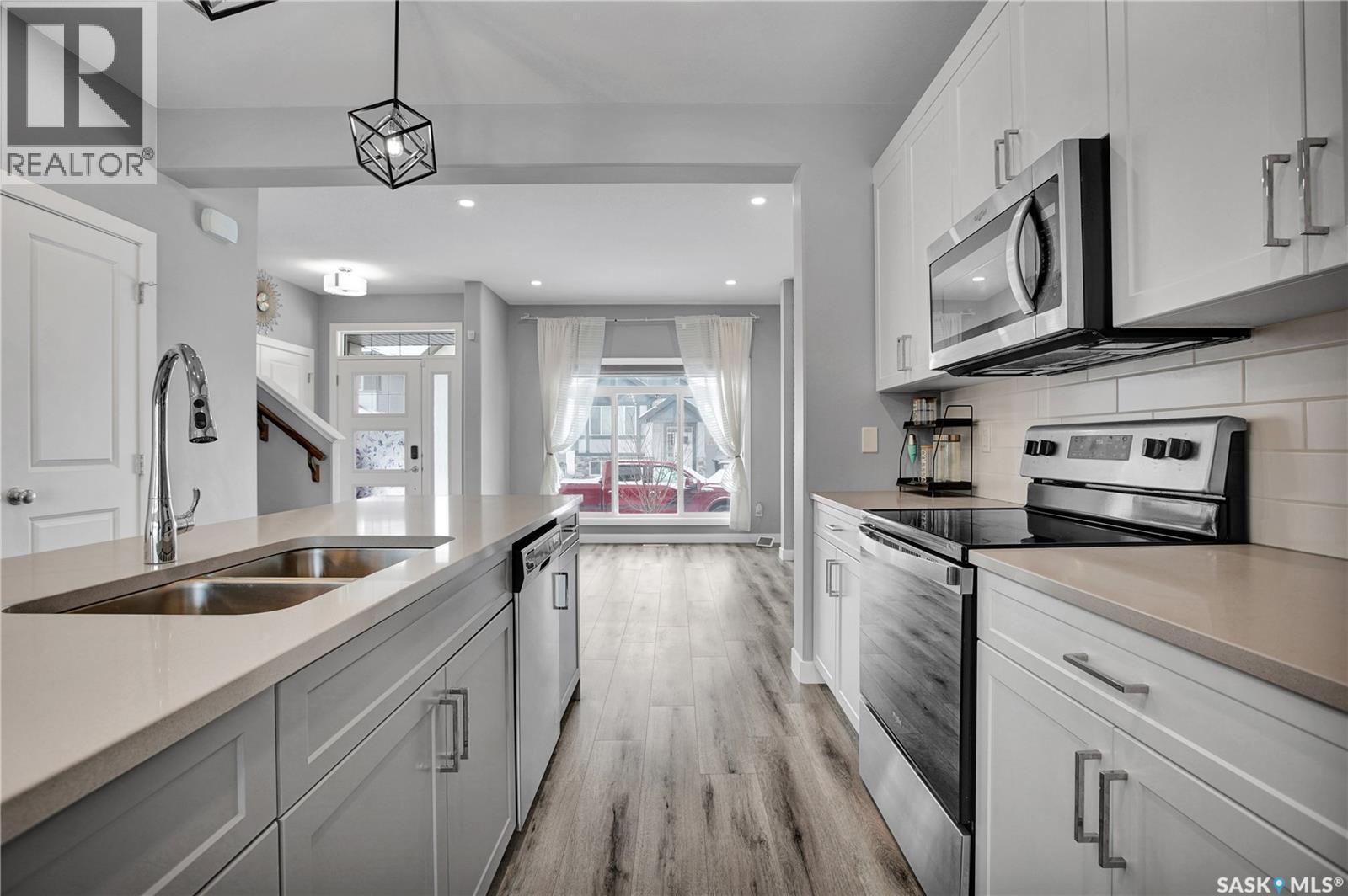 959 Mcfaull Manor, Saskatoon, SK - Indoor Photo Showing Kitchen With Double Sink With Upgraded Kitchen