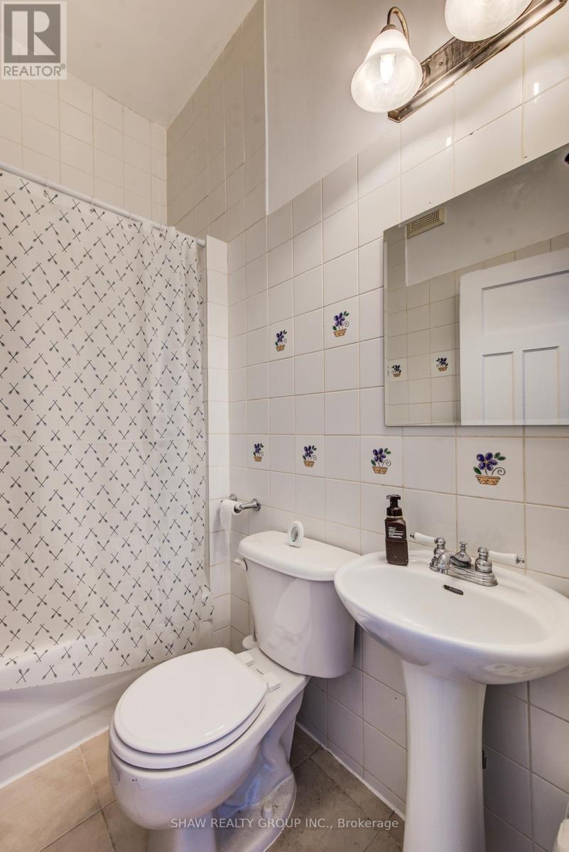 30 Brook Street, Cambridge, ON - Indoor Photo Showing Bathroom